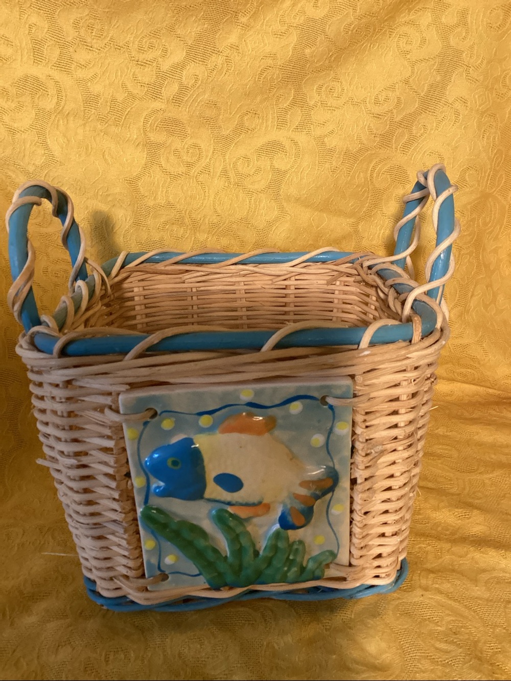 Bathroom Bundle. Basket, Trash Can, Towel Holder, and 20 Guest Towels. - Picture 3 of 6